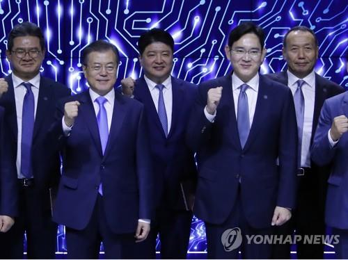 '디스플레이 강국 파이팅!' 외치는 문 대통령과 이재용 삼성 부회장