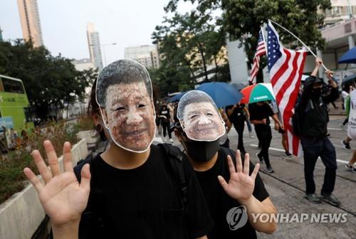 시진핑 중국 국가주석 가면을 쓴 시위참가자