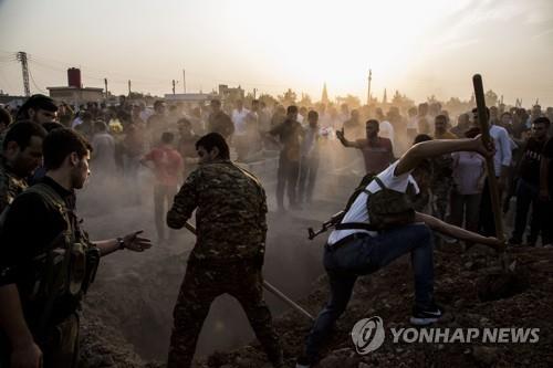 터키군과의 전투에서 사망한 SDF 병사를 묻는 시리아 쿠르드족