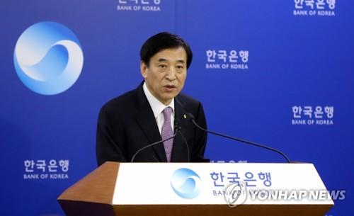 기자 질문에 답하는 이주열 한은 총재