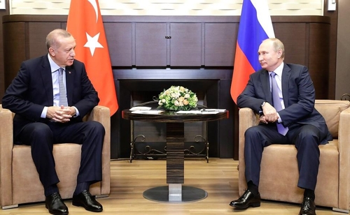 회담하는 푸틴 대통령(오른쪽)과 에르도안 대통령 [크렘린궁 자료사진]