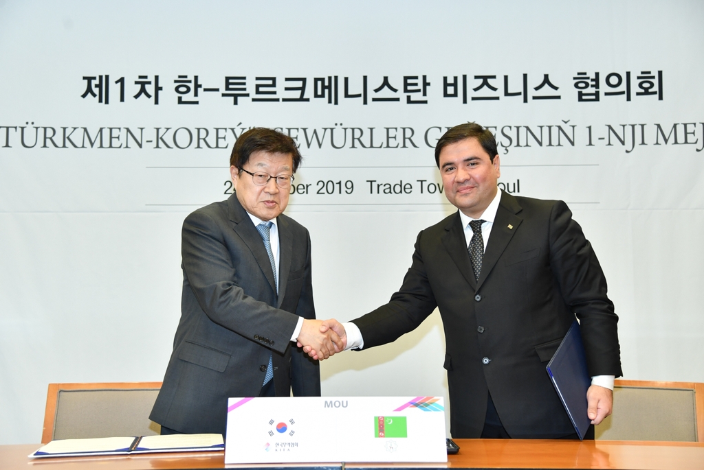 업무협약 맺은 무협 김영주 회장(왼쪽), 투르크 상의 도브레트겔디 제레포프 회장