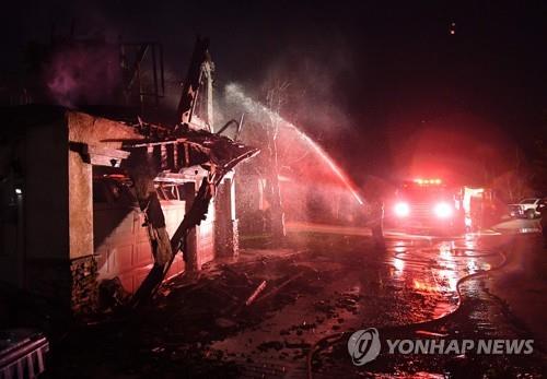 미 캘리포니아주 산불 심야 진화작업
