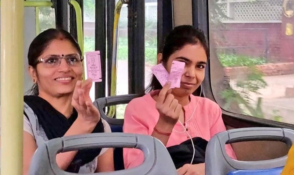 '핑크 티켓' 들어보이는 인도 여성들