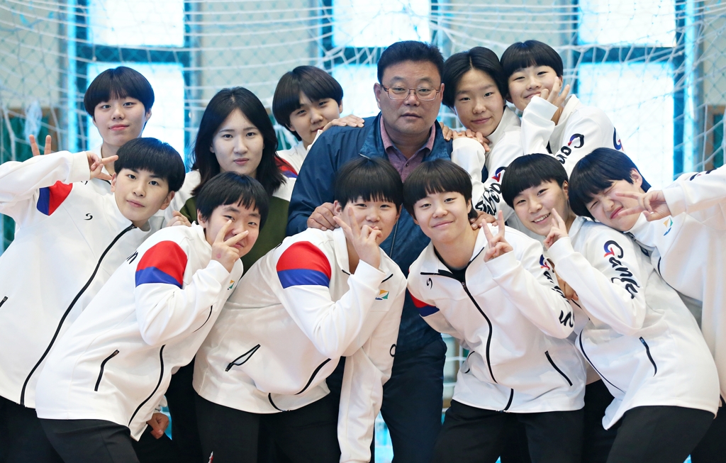 황지정보산업고 핸드볼팀과 이춘삼 감독(뒷줄 오른쪽에서 세 번째)
