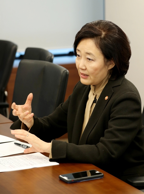 인터뷰하는 박영선 중기부 장관