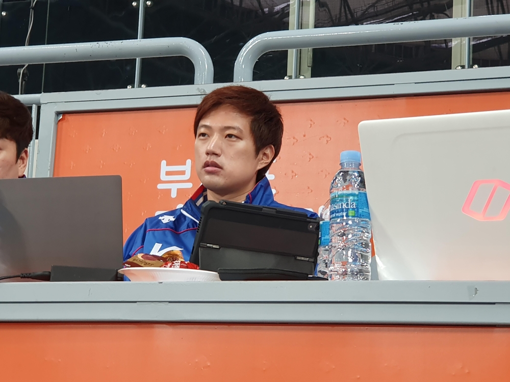 한국 야구대표팀 전력 분석을 돕는 '류현진 통역' 이종민 씨