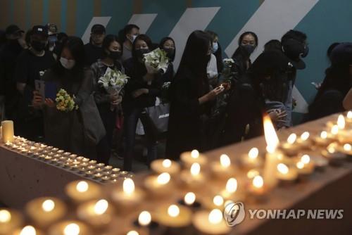 사고현장을 찾아 추모하는 시민들