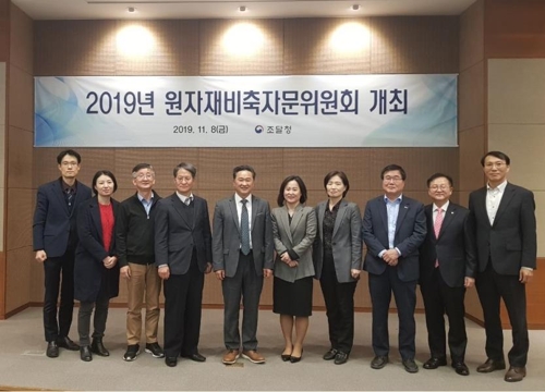 기념촬영 하는 관계자들