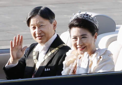 (도쿄 교도=연합뉴스) 나루히토 일왕과 마사코 왕비가 10일 오후 도쿄 도심에서 펼쳐진 카퍼레이드에서 거리의 시민들을 향해 손을 흔들고 있다. 