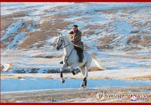 백마 타고 백두산 오른 김정은