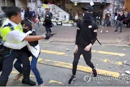 지난 11일 홍콩 경찰이 시위자를 향해 실탄을 발사하는 모습