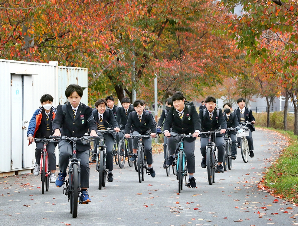 남산중학교 학생들이 자전거를 타고 등교하고 있다. [사진/조보희 기자]