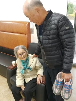 고국 그리워 일본서 한국 찾은 97세 할머니가 조카와 극적으로 상한 모습.