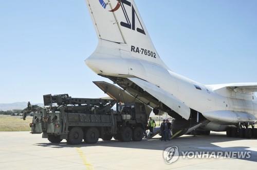 터키에 도착한 러시아 S-400 지대공 미사일