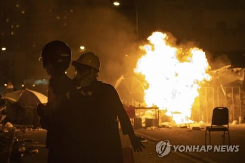 16일 밤 폴리테크닉대 부근의 경찰-시위대 충돌 현장