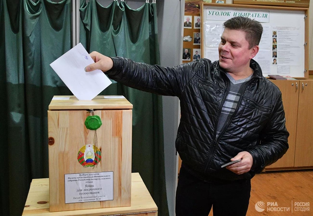 (리아노보스티=연합뉴스) 17일 총선 투표소에서 한 표를 행사하는 벨라루스 주민.