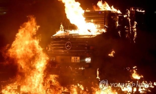 홍콩 시위대가 던진 화염병에 맞아 불타는 경찰 장갑차