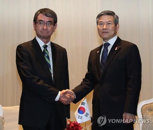 한일 국방장관 '무표정한 악수'