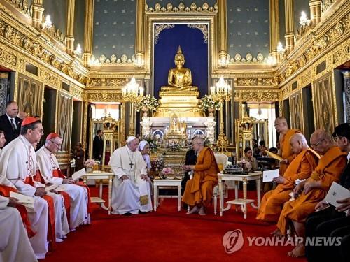 불상 앞에서 태국 불교 최고지도자와 얘기를 나누는 프란치스코 교황(왼쪽)