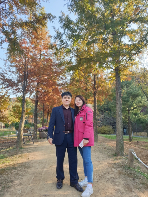 집 근처 공원에서 아내와 함께