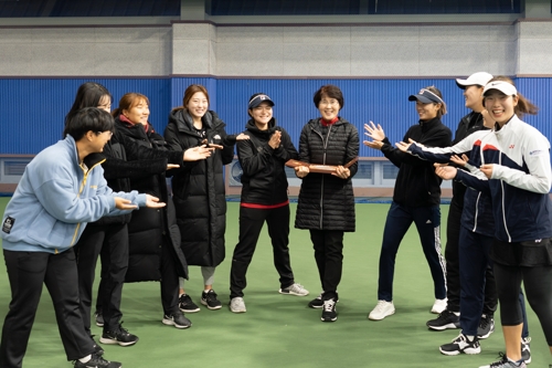 명지대 제자들과 함께 한 신순호 감독.