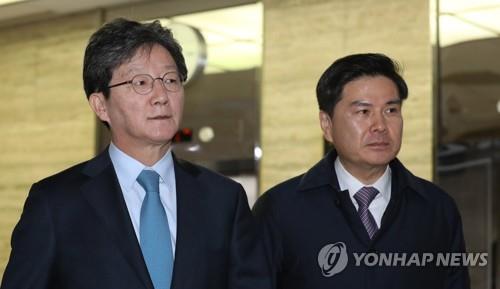 변혁 의원 비상회의 참석하는 유승민 (서울=연합뉴스) 하사헌 기자 = 바른미래당 비당권파 모임인 '변화와 혁신을 위한 비상행동'(변혁) 유승민 의원(왼쪽)과 지상욱 의원이 26일 오전 서울 여의도 국회에서 열린 변혁 의원 비상회의에 참석하고 있다. 2019.11.26 toadboy@yna.co.kr(끝)
