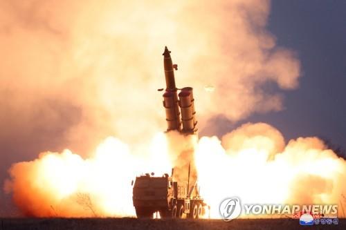 김정은, 초대형 방사포 시험사격 참관