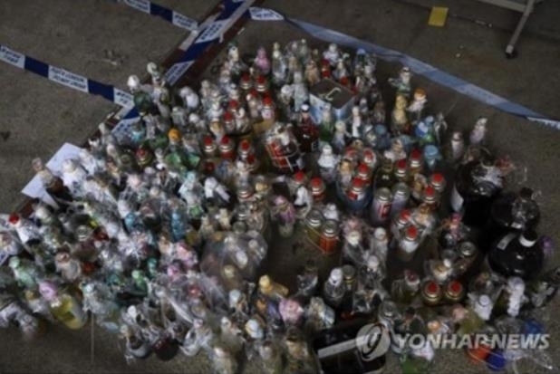 홍콩 경찰이 이공대 내에서 발견한 화염병