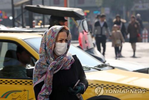 심각한 대기오염에 마스크를 쓰고 거리에 나온 테헤란 시민
