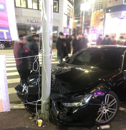 추돌사고 내고 인도 돌진한 차량