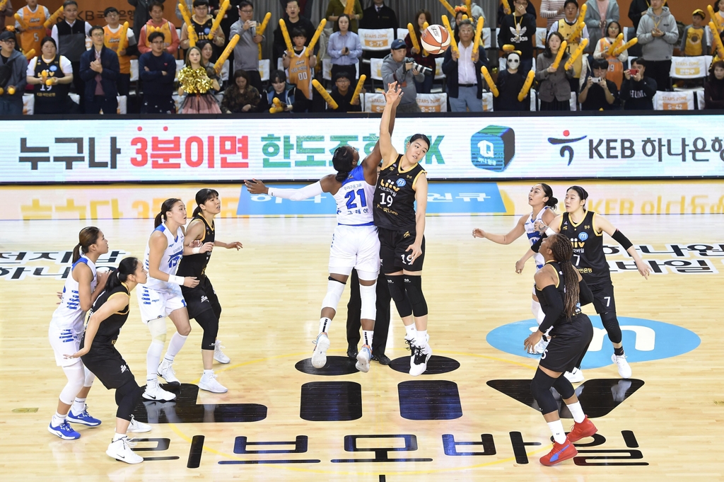우리은행과 KB의 1라운드 경기 모습.