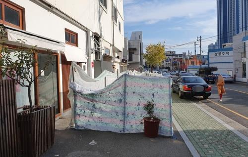 해리단길 불쑥 솟은 펜스