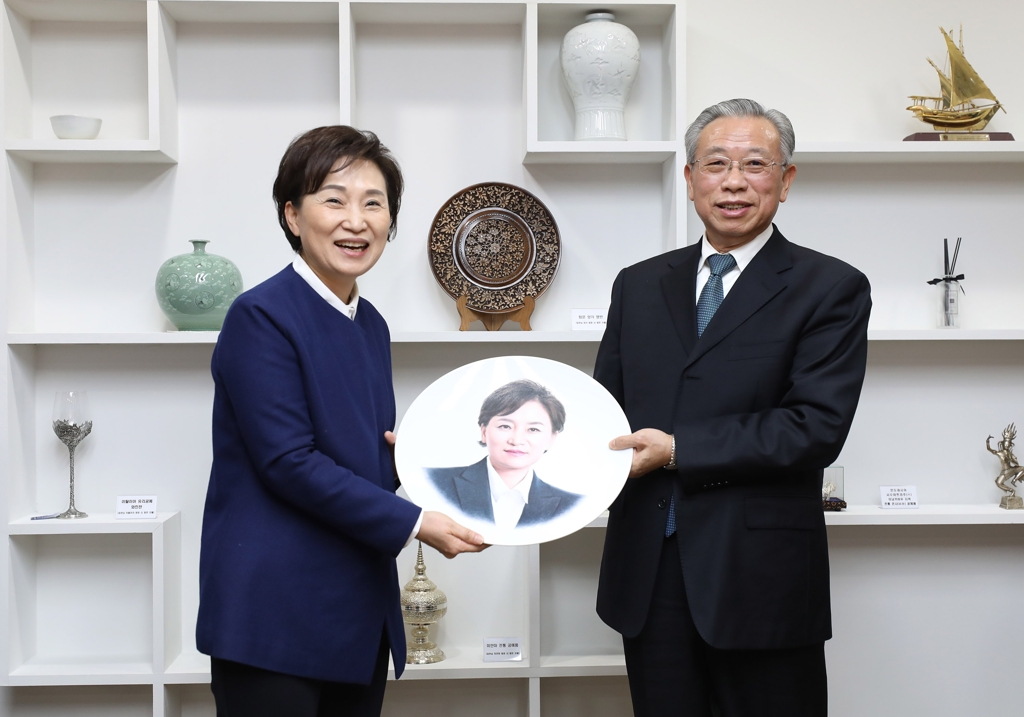 김현미 국토교통부 장관과 류자이 중국 산둥성 당서기