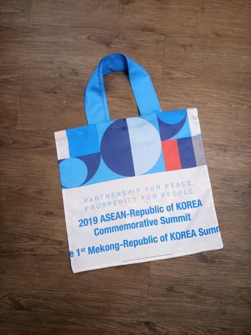 한·아세안 현수막 활용해 제작한 가방 시제품