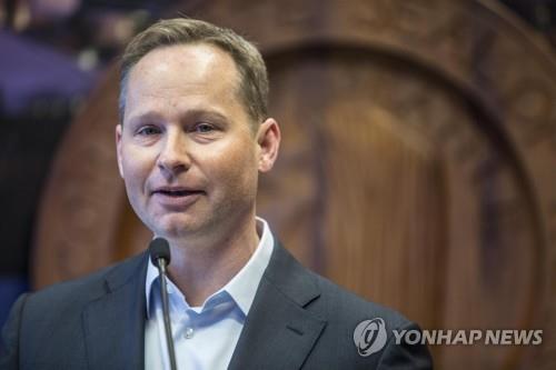 익스피디아 CEO에서 사임한 마크 오커스트롬