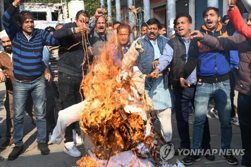5일 인도 서부 암리차르에서 성범죄자를 불태우라며 인형을 불사르는 시위대. [AFP=연합뉴스]