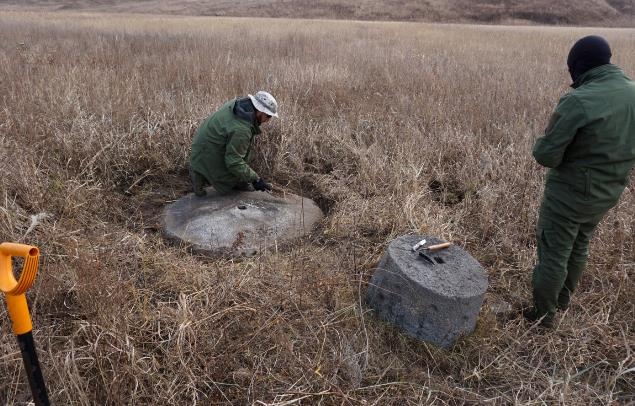 러시아 조사단의 녹둔도 사전조사에서 발굴된 연자방아