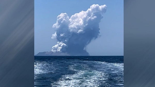 분출을 시작한 화이트섬 화산
