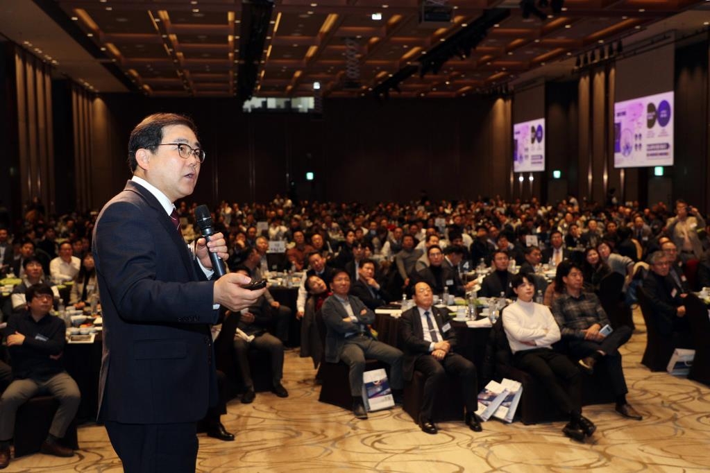 수도권 투자설명회 프레젠테이션하는 허성무 창원시장