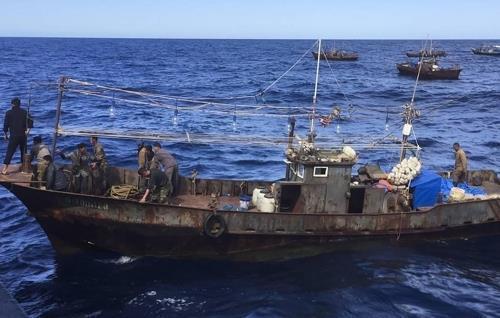 지난 9월 중순 동해상의 러시아 배타적경제수역(EEZ)에서 불법 조업하다 적발된 북한 어선들. [타스=연합뉴스 자료사진. 재판매 및 DB 금지] 