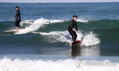 겨울 바다 즐기는 서퍼들
