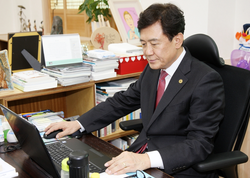 업무 보는 김병우 교육감