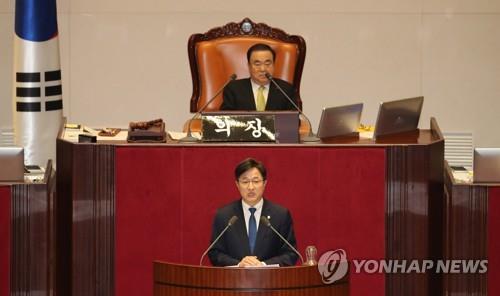 무제한 토론하는 강병원 (서울=연합뉴스) 하사헌 기자 = '공직선거법 개정안'에 대한 '무제한 토론'이 사흘째 이어진 25일 오후 국회 본회의장에서 더불어민주당 강병원 의원이 무제한 토론을 하고 있다. 2019.12.25 toadboy@yna.co.kr(끝)