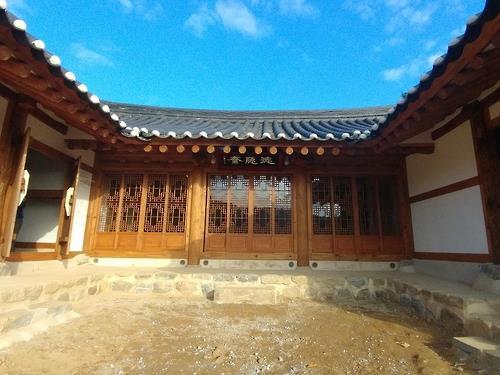 청주 옥산면 덕촌리에 복원된 덕신학교
