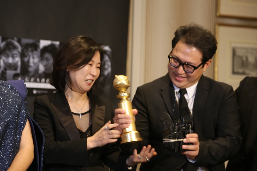 이게 골든글로브 트로피, 제작자 곽신애(왼쪽) 바른손 E&A 대표와 한진원 작가