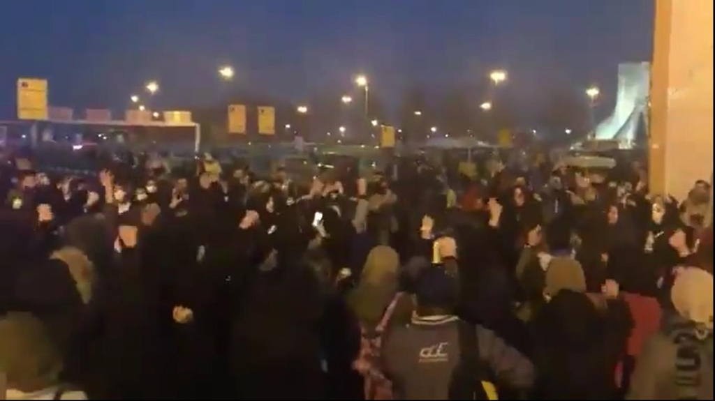 12일 저녁 테헤란 아자디 광장 주변에 모인 시민들