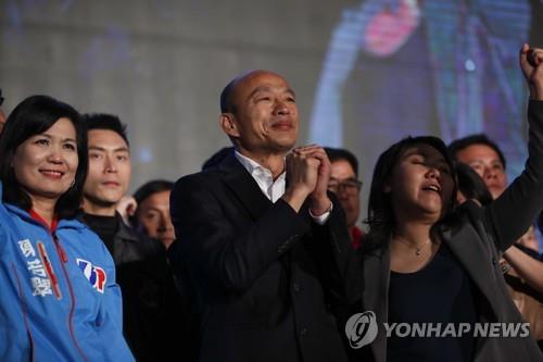 지지자와 함께 있는 한궈위 국민당 대선 후보(가운데)