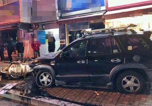 인도로 돌진한 SUV 차량