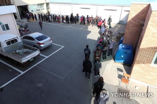 공항 유치 투표를 위해 기다리는 의성 주민들